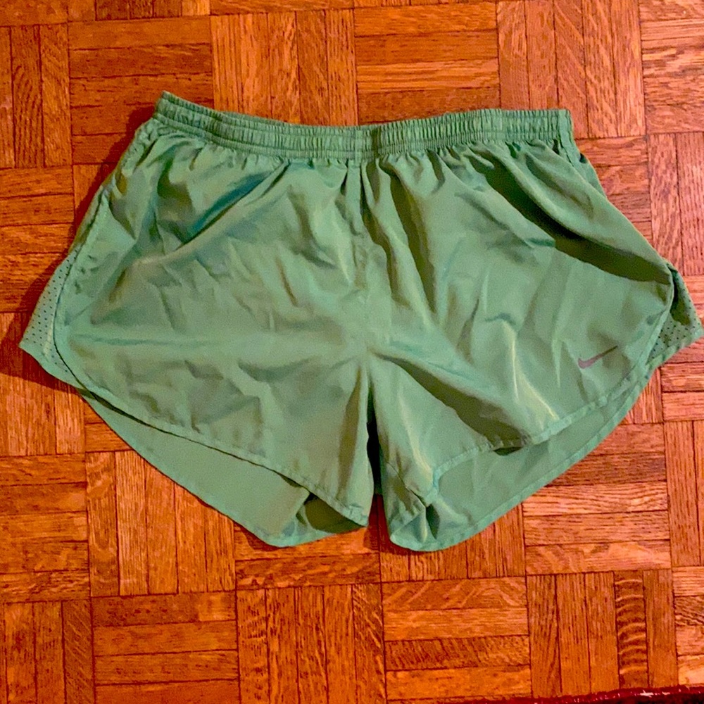 Women’s L Nike Athletic Shorts